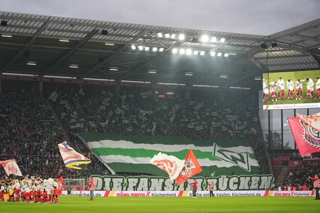 GER, 1.FBL, 1.FSV Mainz 05 vs Werder Bremen 01.11.2025, MEWA Arena, Mainz, GER, 1.FBL, 1.FSV Mainz 05 vs Werder Bremen , im Bild Die Mannschaften laufen in das Stadion ein. DFL regulations prohibit any use of photographs as image sequences and or quasi-video.