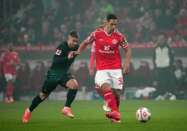 GER, 1.FBL, 1.FSV Mainz 05 vs Werder Bremen 01.11.2025, MEWA Arena, Mainz, GER, 1.FBL, 1.FSV Mainz 05 vs Werder Bremen , im Bild Romano Schmid (Bremen), Dominik Kohr (Mainz) DFL regulations prohibit any use of photographs as image sequences and or quasi-video.