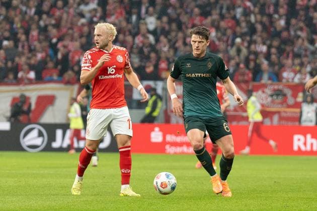 01.11.2025, xhfmx, Fussball 1.Bundesliga, FSV Mainz 05 - Werder Bremen v.l. Benedict Hollerbach (1.FSV Mainz 05) und Jens Stage (SV Werder Bremen) (DFL DFB REGULATIONS PROHIBIT ANY USE OF PHOTOGRAPHS as IMAGE SEQUENCES and or QUASI-VIDEO) Mainz