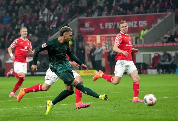 GER, 1.FBL, 1.FSV Mainz 05 vs Werder Bremen 01.11.2025, MEWA Arena, Mainz, GER, 1.FBL, 1.FSV Mainz 05 vs Werder Bremen , im Bild Justin Njinmah (Bremen) DFL regulations prohibit any use of photographs as image sequences and or quasi-video.