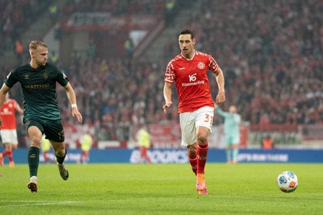 01.11.2025, xhfmx, Fussball 1.Bundesliga, FSV Mainz 05 - Werder Bremen v.l. Senne Lynen (SV Werder Bremen), Dominik Kohr (1.FSV Mainz 05) (DFL DFB REGULATIONS PROHIBIT ANY USE OF PHOTOGRAPHS as IMAGE SEQUENCES and or QUASI-VIDEO) Mainz
