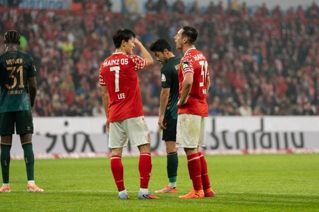 01.11.2025, xhfmx, Fussball 1.Bundesliga, FSV Mainz 05 - Werder Bremen v.l. Jae-Sun Lee (1.FSV Mainz 05)v und Dominik Kohr (1.FSV Mainz 05) beim Freistoß (DFL DFB REGULATIONS PROHIBIT ANY USE OF PHOTOGRAPHS as IMAGE SEQUENCES and or QUASI-VIDEO) Mainz