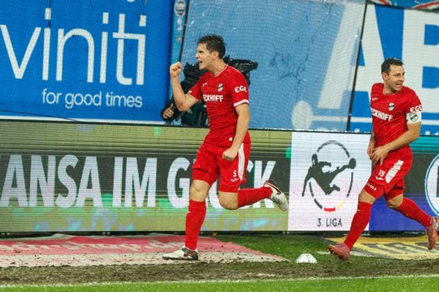 links torschütze zum 1:2 Martin Ens (VERL) und Niko Kijewski (VERL) jubeln und feiern; GER, FC Hansa Rostock vs. SC Verl, Fußball, Männer, 3. Liga, 13.Spieltag, Spielzeit 2025 2026, 01.11.2025 Rostock Ostseestadion Mecklenburg - Vorpommern Deutschland