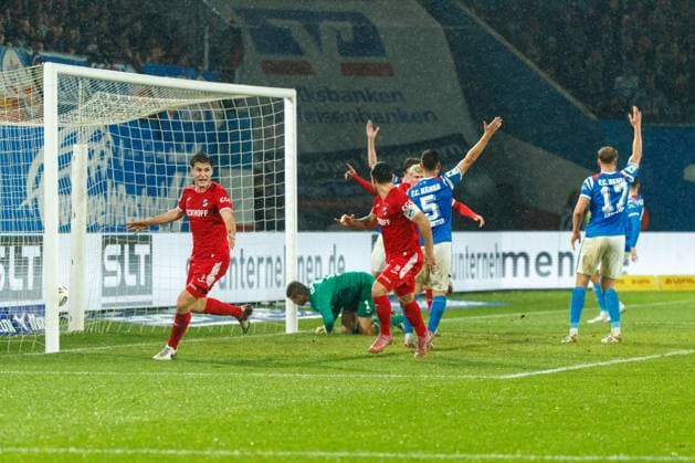links Martin Ens (VERL) trifft und jubelt zum 1:2; GER, FC Hansa Rostock vs. SC Verl, Fußball, Männer, 3. Liga, 13.Spieltag, Spielzeit 2025 2026, 01.11.2025 Rostock Ostseestadion Mecklenburg - Vorpommern Deutschland