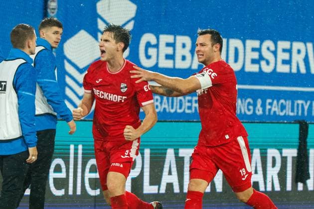links torschütze zum 1:2 Martin Ens (VERL) und Niko Kijewski (VERL) jubeln und feiern; GER, FC Hansa Rostock vs. SC Verl, Fußball, Männer, 3. Liga, 13.Spieltag, Spielzeit 2025 2026, 01.11.2025 Rostock Ostseestadion Mecklenburg - Vorpommern Deutschland