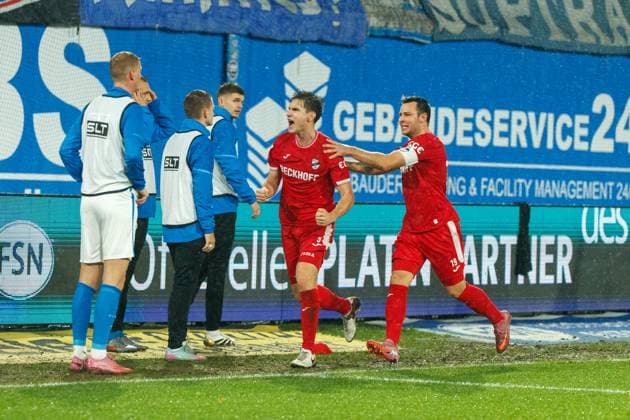 links torschütze zum 1:2 Martin Ens (VERL) und Niko Kijewski (VERL) jubeln und feiern; GER, FC Hansa Rostock vs. SC Verl, Fußball, Männer, 3. Liga, 13.Spieltag, Spielzeit 2025 2026, 01.11.2025 Rostock Ostseestadion Mecklenburg - Vorpommern Deutschland