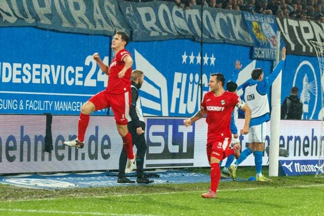 links Martin Ens (VERL) trifft und jubelt zum 1:2; GER, FC Hansa Rostock vs. SC Verl, Fußball, Männer, 3. Liga, 13.Spieltag, Spielzeit 2025 2026, 01.11.2025 Rostock Ostseestadion Mecklenburg - Vorpommern Deutschland