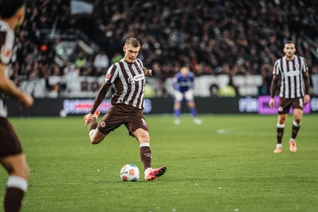 Fußball Männer Saison 2025 2026 Fußball-Bundesliga 09. Spieltag FC St. Pauli vs. Borussia Mönchengladbach 01.11.2025 Eric Smith ( 8, FC St. Pauli) spielt den Ball Hamburg Millerntor-Stadion Hamburg Deutschland