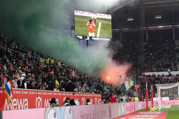 01.11.2025, xhfmx, Fussball 1.Bundesliga, FSV Mainz 05 - Werder Bremen Pyrotechnik im Werder Bremen Block (DFL DFB REGULATIONS PROHIBIT ANY USE OF PHOTOGRAPHS as IMAGE SEQUENCES and or QUASI-VIDEO) Mainz