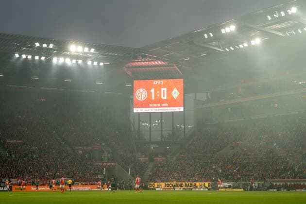 01.11.2025, xhfmx, Fussball 1.Bundesliga, FSV Mainz 05 - Werder Bremen Nebel in der MEWA Arena durch Pyrotechnik der Bremen Fans (DFL DFB REGULATIONS PROHIBIT ANY USE OF PHOTOGRAPHS as IMAGE SEQUENCES and or QUASI-VIDEO) Mainz
