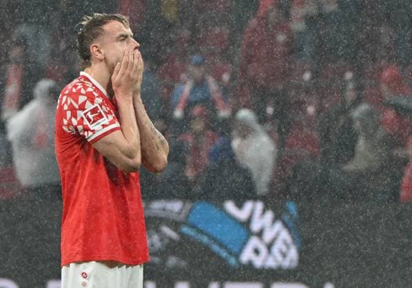 Fussball-Bundesliga - Saison 2025 2026 Mewa-Arena Mainz - 01.11.2025 1. FSV Mainz 05 (mz) - SV Werder Bremen hb) 1:1 Lennard MALONEY(1. FSV Mainz 05) nach Spielende DFL REGULATIONS PROHIBIT ANY USE OF PHOTOGRAPHS AS IMAGE SEQUENCES AND OR QUASI VIDEO EDITORIAL USE ONLY NATIONAL AND INTERNATIONAL NEWS AGENCIES OUT Fussball-Bundesliga - 1. FSV Mainz 05