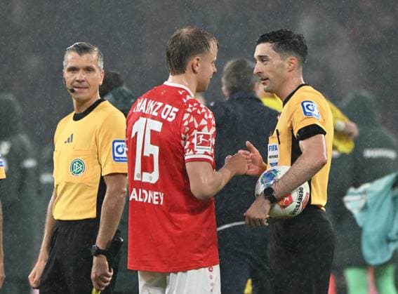 Fussball-Bundesliga - Saison 2025 2026 Mewa-Arena Mainz - 01.11.2025 1. FSV Mainz 05 (mz) - SV Werder Bremen hb) Lennard MALONEY(1. FSV Mainz 05), li - Schiedsrichter Florian BADSTUEBER DFL REGULATIONS PROHIBIT ANY USE OF PHOTOGRAPHS AS IMAGE SEQUENCES AND OR QUASI VIDEO EDITORIAL USE ONLY NATIONAL AND INTERNATIONAL NEWS AGENCIES OUT Fussball-Bundesliga - 1. FSV Mainz 05