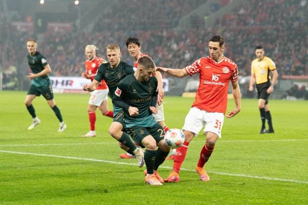 01.11.2025, xhfmx, Fussball 1.Bundesliga, FSV Mainz 05 - Werder Bremen v.l. Romano Schmid (SV Werder Bremen) im Zweikampf mit Dominik Kohr (1.FSV Mainz 05) (DFL DFB REGULATIONS PROHIBIT ANY USE OF PHOTOGRAPHS as IMAGE SEQUENCES and or QUASI-VIDEO) Mainz