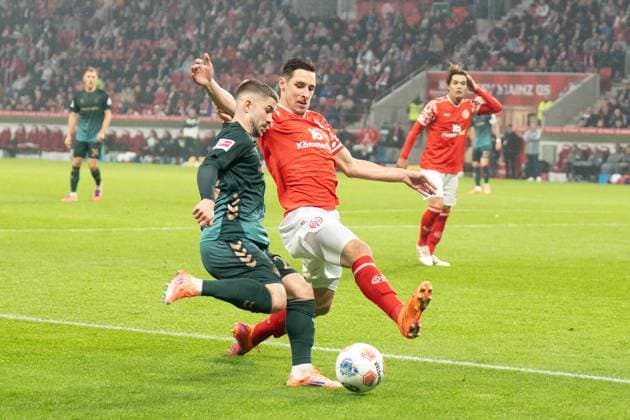 01.11.2025, xhfmx, Fussball 1.Bundesliga, FSV Mainz 05 - Werder Bremen v.l. Romano Schmid (SV Werder Bremen) im Zweikampf mit Dominik Kohr (1.FSV Mainz 05) (DFL DFB REGULATIONS PROHIBIT ANY USE OF PHOTOGRAPHS as IMAGE SEQUENCES and or QUASI-VIDEO) Mainz