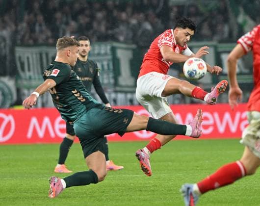 Fussball-Bundesliga - Saison 2025 2026 Mewa-Arena Mainz - 01.11.2025 1. FSV Mainz 05 (mz) - SV Werder Bremen hb) 1:1 Dawid KOWNACKI (SV Werder Bremen), li Nadiem AMIRI(1. FSV Mainz 05) DFL REGULATIONS PROHIBIT ANY USE OF PHOTOGRAPHS AS IMAGE SEQUENCES AND OR QUASI VIDEO EDITORIAL USE ONLY NATIONAL AND INTERNATIONAL NEWS AGENCIES OUT Fussball-Bundesliga - 1. FSV Mainz 05