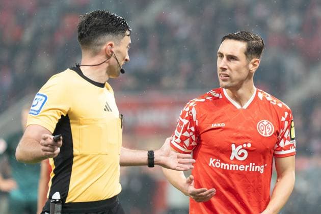 01.11.2025, xhfmx, Fussball 1.Bundesliga, FSV Mainz 05 - Werder Bremen v.l. Florian Badstübner (Schiedsrichter) im Austausch mit Dominik Kohr (1.FSV Mainz 05) (DFL DFB REGULATIONS PROHIBIT ANY USE OF PHOTOGRAPHS as IMAGE SEQUENCES and or QUASI-VIDEO) Mainz