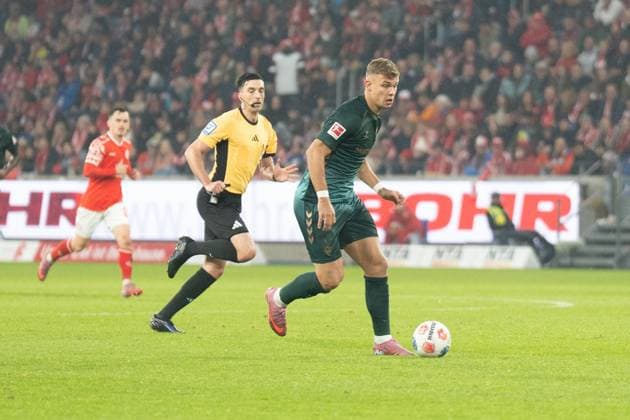 01.11.2025, xhfmx, Fussball 1.Bundesliga, FSV Mainz 05 - Werder Bremen Keke Topp (SV Werder Bremen) (DFL DFB REGULATIONS PROHIBIT ANY USE OF PHOTOGRAPHS as IMAGE SEQUENCES and or QUASI-VIDEO) Mainz