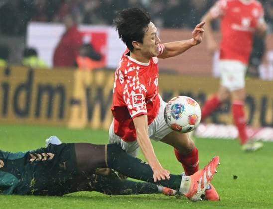 Fussball-Bundesliga - Saison 2025 2026 Mewa-Arena Mainz - 01.11.2025 1. FSV Mainz 05 (mz) - SV Werder Bremen hb) 1:1 Jae-Sung LEE(1. FSV Mainz 05) wird gefoult DFL REGULATIONS PROHIBIT ANY USE OF PHOTOGRAPHS AS IMAGE SEQUENCES AND OR QUASI VIDEO EDITORIAL USE ONLY NATIONAL AND INTERNATIONAL NEWS AGENCIES OUT Fussball-Bundesliga - 1. FSV Mainz 05