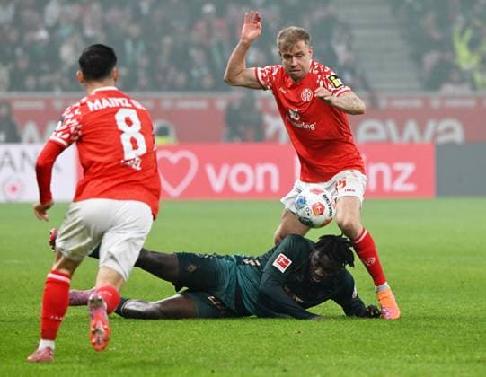 Fussball-Bundesliga - Saison 2025 2026 Mewa-Arena Mainz - 01.11.2025 1. FSV Mainz 05 (mz) - SV Werder Bremen hb) 1:1 Lennard MALONEY(1. FSV Mainz 05), re - Karim COULIBALY (SV Werder Bremen) am Boden DFL REGULATIONS PROHIBIT ANY USE OF PHOTOGRAPHS AS IMAGE SEQUENCES AND OR QUASI VIDEO EDITORIAL USE ONLY NATIONAL AND INTERNATIONAL NEWS AGENCIES OUT Fussball-Bundesliga - 1. FSV Mainz 05