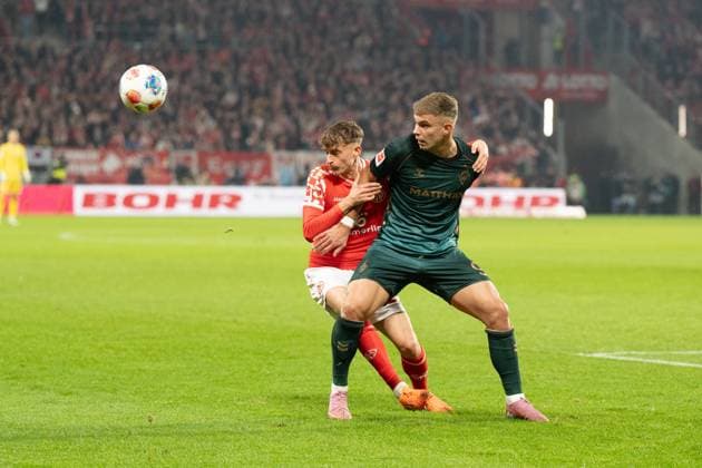 01.11.2025, xhfmx, Fussball 1.Bundesliga, FSV Mainz 05 - Werder Bremen v.l. Nikolas Veratschnig (1.FSV Mainz 05) und Keke Topp (SV Werder Bremen) im Zweikampf (DFL DFB REGULATIONS PROHIBIT ANY USE OF PHOTOGRAPHS as IMAGE SEQUENCES and or QUASI-VIDEO) Mainz