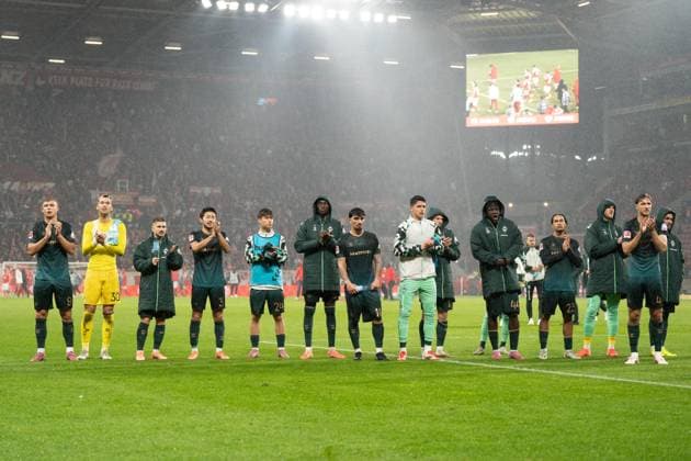 01.11.2025, xhfmx, Fussball 1.Bundesliga, FSV Mainz 05 - Werder Bremen Die Werder Bremen Fans laufen zu den mtigereisten Fans (DFL DFB REGULATIONS PROHIBIT ANY USE OF PHOTOGRAPHS as IMAGE SEQUENCES and or QUASI-VIDEO) Mainz