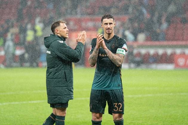 01.11.2025, xhfmx, Fussball 1.Bundesliga, FSV Mainz 05 - Werder Bremen v.l. Macro Grüll (SV Werder Bremen) und Marco Friedl (SV Werder Bremen) applaudieren den Fans (DFL DFB REGULATIONS PROHIBIT ANY USE OF PHOTOGRAPHS as IMAGE SEQUENCES and or QUASI-VIDEO) Mainz