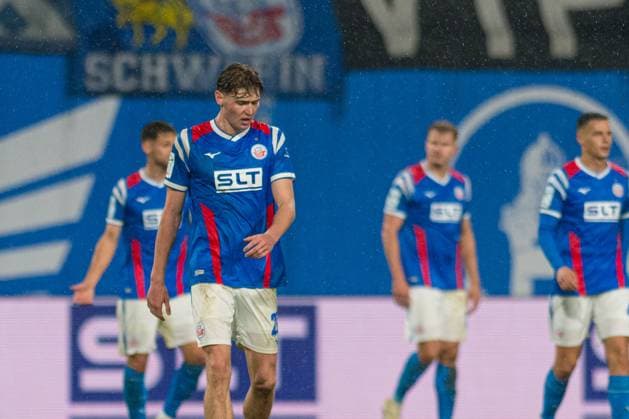 Rostock, Deutschland 01. November 2025: 3. Liga - 2025 2026 - FC Hansa Rostock vs. SC Verl Im Bild: vorne Ryan Naderi (Hansa Rostock) unzufrieden auf dem Spielfeld. DFB regulations prohibit any use of photographs as image sequences and or quasi-video. Copyright: xFotostandx xVoelkerx