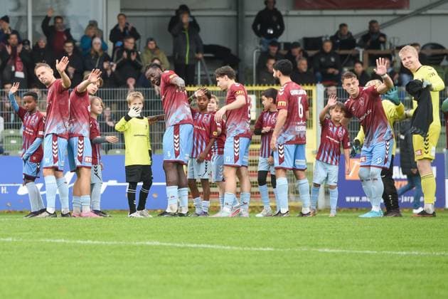Fußball I Herren I Saison 2025-2026 I Regionalliga Nord I 17. Spieltag I SC Weiche Flensburg 08 - VfB Lübeck I 01.11.2025 Mannschaft SC Weiche Flensburg 08, Einlauf-Zeremonie Copyright: xLobeca JanxKirschnerx
