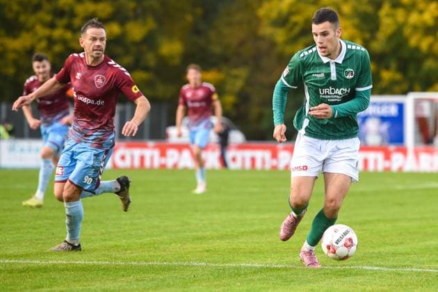 Fußball I Herren I Saison 2025-2026 I Regionalliga Nord I 17. Spieltag I SC Weiche Flensburg 08 - VfB Lübeck I 01.11.2025 von links Mads Winther Albaek (90, SC Weiche Flensburg 08), Antonio Verinac (9, VfB Lübeck) Copyright: xLobeca JanxKirschnerx
