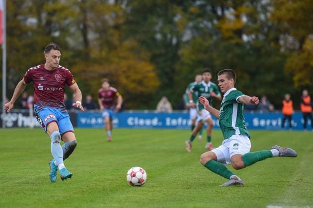 Fußball I Herren I Saison 2025-2026 I Regionalliga Nord I 17. Spieltag I SC Weiche Flensburg 08 - VfB Lübeck I 01.11.2025 von links RenÃ Guder (17, SC Weiche Flensburg 08), Yehor Melenivskyi (4, VfB Lübeck) Copyright: xLobeca JanxKirschnerx
