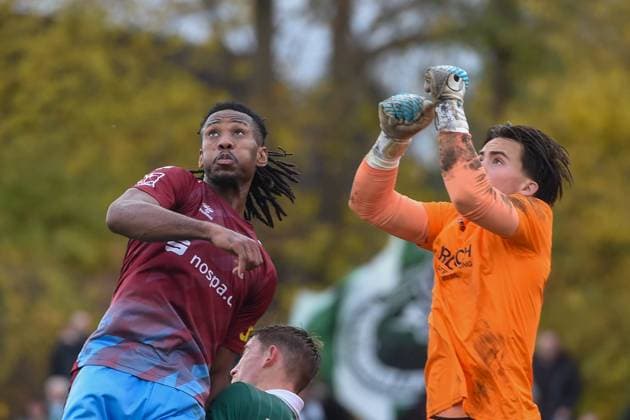 Fußball I Herren I Saison 2025-2026 I Regionalliga Nord I 17. Spieltag I SC Weiche Flensburg 08 - VfB Lübeck I 01.11.2025 von links Obina Johnson Iloka (13, SC Weiche Flensburg 08), Phillip Diestel (21, VfB Lübeck) Copyright: xLobeca JanxKirschnerx
