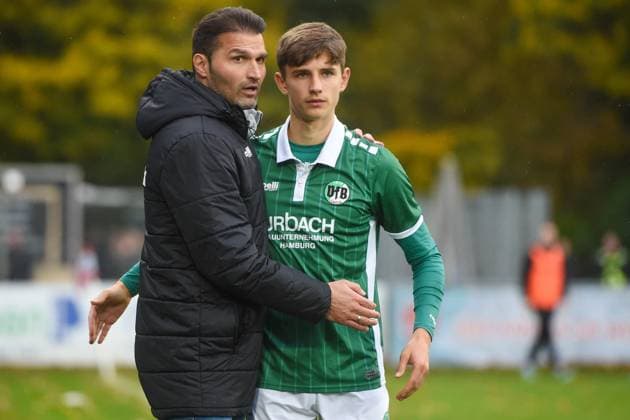 Fußball I Herren I Saison 2025-2026 I Regionalliga Nord I 17. Spieltag I SC Weiche Flensburg 08 - VfB Lübeck I 01.11.2025 von links Guerino Capretti (Trainer, VfB Lübeck), Colin Ulrich (22, VfB Lübeck) Copyright: xLobeca JanxKirschnerx