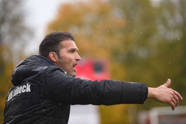 Fußball I Herren I Saison 2025-2026 I Regionalliga Nord I 17. Spieltag I SC Weiche Flensburg 08 - VfB Lübeck I 01.11.2025 Guerino Capretti (Trainer, VfB Lübeck) Copyright: xLobeca JanxKirschnerx