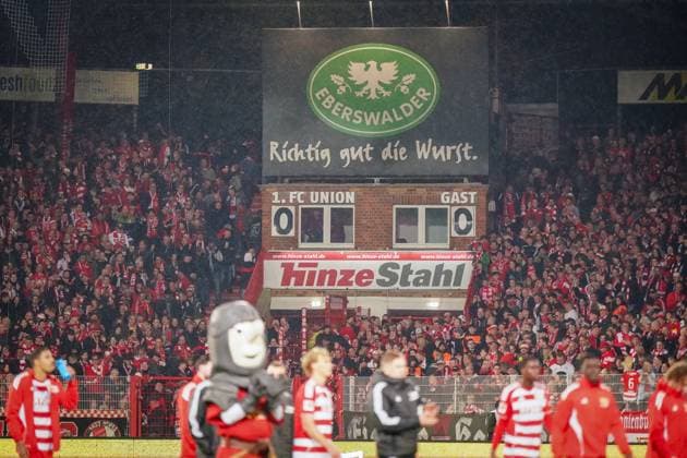 Deutschland: Fussball Bundesliga 2025 26, 9. Spieltag 1. FC Union Berlin vs SC Freiburg An der Alten Försterei (Berlin): Nach Abpfiff bleibt die Anzeigetafel beim 0:0 stehen, die Union-Fans feiern dennoch lautstark auf den Rängen. Emotionale Stimmung in Köpenick, Lichter, Gesänge und rot-weiße Schals prägen die Atmosphäre. Keywords: Union Berlin, Bundesliga, Abpfiff, Fans, Stimmung, Stadion, Berlin, Fußball, Emotionen, Spielende. Copyright: xJOERANxSTEINSIEKx