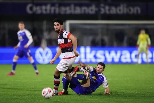01.11.2025, Fussball, Herren, Regionalliga Nord, 17. Spieltag, BSV Kickers Emden - Altona 93 Tido Steffens (blau 21 BSV Kickers Emden) im Zweikampf mit Hasan Deniz Yilmaz (2 Altona 93)