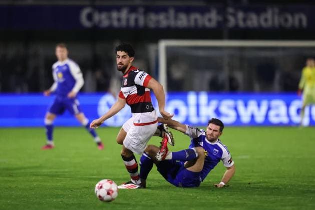 01.11.2025, Fussball, Herren, Regionalliga Nord, 17. Spieltag, BSV Kickers Emden - Altona 93 Tido Steffens (blau 21 BSV Kickers Emden) im Zweikampf mit Hasan Deniz Yilmaz (2 Altona 93)
