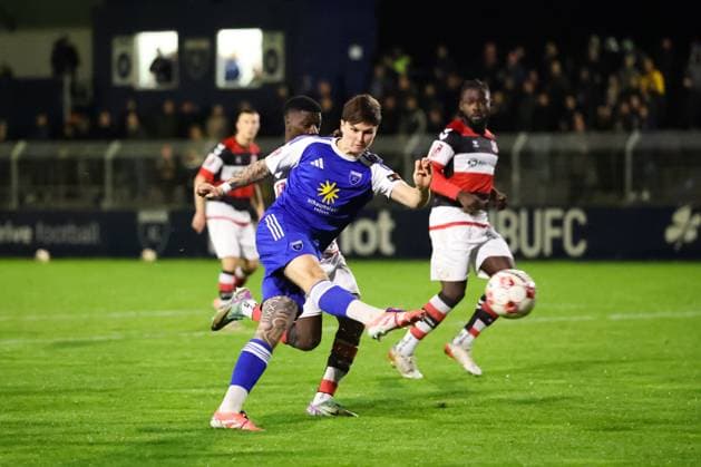 01.11.2025, Fussball, Herren, Regionalliga Nord, 17. Spieltag, BSV Kickers Emden - Altona 93 Noah Gumpert (blau 20 BSV Kickers Emden) im Zweikampf