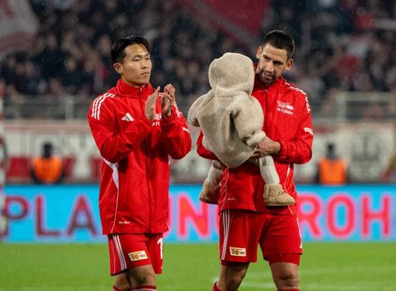 Fußball, Herren, Saison 2025 2026, 1. Bundesliga (9. Spieltag), 1. FC Union Berlin - SC Freiburg, v. l. Woo-Yeong Jeong (Wooyeong, 1. FC Union Berlin), Rani Khedira (1. FC Union Berlin), Enttäuschung nach Abpfiff, 01.11.2025, Copyright: xMatthiasxKochx
