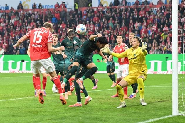 Lennard MALONEY (MZ) Torchance Aktion, Zweikampf, gegen Torwart (HB) 1.FSV Mainz 05 (MZ) - SV Werder Bremen (HB) 1-1 Fussball 1. Bundesliga Saison 2025 2026, 9.Spieltag, Spieltag9, matchday9, am 01.11.2025, MEWA Arena Mainz. DFL regulations prohibit any use of photographs as image sequences and or quasi-video Â