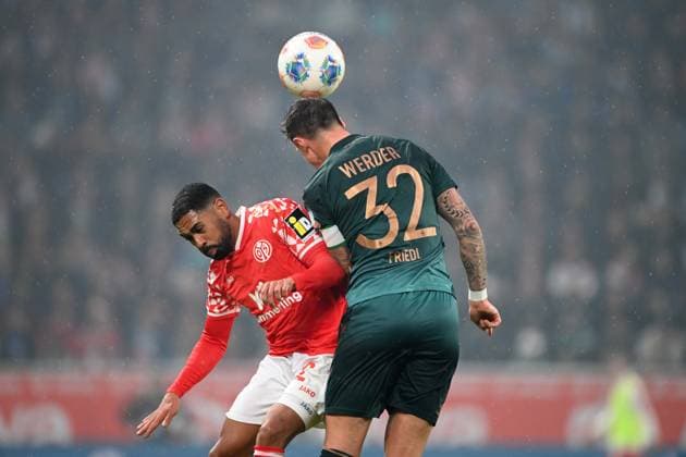 Kaishu SANO (MZ) gegen Marco FRIEDL (HB) Kopfballduell, Aktion, Zweikampf, 1.FSV Mainz 05 (MZ) - SV Werder Bremen (HB) 1-1 Fussball 1. Bundesliga Saison 2025 2026, 9.Spieltag, Spieltag9, matchday9, am 01.11.2025, MEWA Arena Mainz. DFL regulations prohibit any use of photographs as image sequences and or quasi-video Â