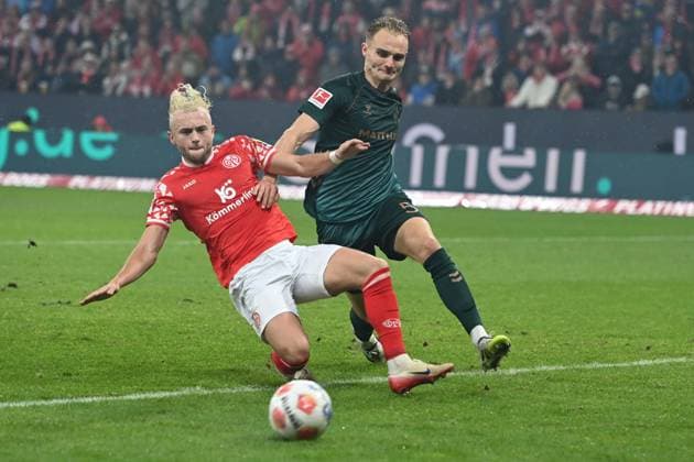 Dominik HOLLERBACH (MZ) gegen Amos PIEPER (HB). Aktion, Zweikampf, 1.FSV Mainz 05 (MZ) - SV Werder Bremen (HB) 1-1 Fussball 1. Bundesliga Saison 2025 2026, 9.Spieltag, Spieltag9, matchday9, am 01.11.2025, MEWA Arena Mainz. DFL regulations prohibit any use of photographs as image sequences and or quasi-video Â