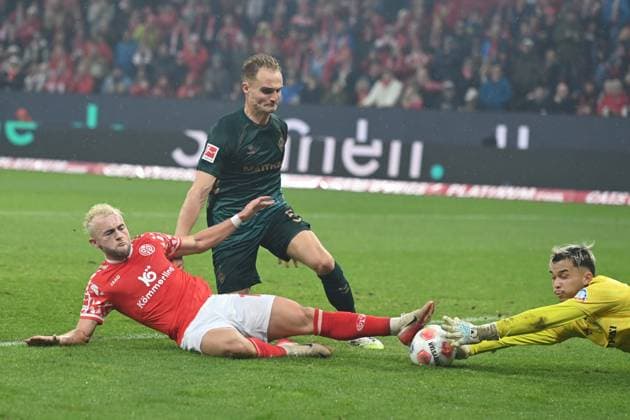 Dominik HOLLERBACH (MZ) gegen Amos PIEPER (HB). und Torwart Milo BACKHAUS (HB) Aktion, Zweikampf, 1.FSV Mainz 05 (MZ) - SV Werder Bremen (HB) 1-1 Fussball 1. Bundesliga Saison 2025 2026, 9.Spieltag, Spieltag9, matchday9, am 01.11.2025, MEWA Arena Mainz. DFL regulations prohibit any use of photographs as image sequences and or quasi-video Â