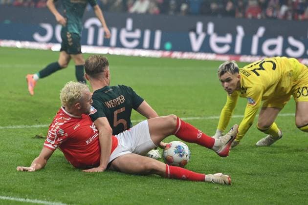 Dominik HOLLERBACH (MZ) gegen Amos PIEPER (HB). und Torwart Milo BACKHAUS (HB) Aktion, Zweikampf, 1.FSV Mainz 05 (MZ) - SV Werder Bremen (HB) 1-1 Fussball 1. Bundesliga Saison 2025 2026, 9.Spieltag, Spieltag9, matchday9, am 01.11.2025, MEWA Arena Mainz. DFL regulations prohibit any use of photographs as image sequences and or quasi-video Â