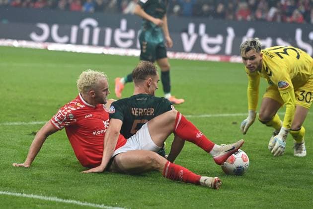 Dominik HOLLERBACH (MZ) gegen Amos PIEPER (HB). und Torwart Milo BACKHAUS (HB) Aktion, Zweikampf, 1.FSV Mainz 05 (MZ) - SV Werder Bremen (HB) 1-1 Fussball 1. Bundesliga Saison 2025 2026, 9.Spieltag, Spieltag9, matchday9, am 01.11.2025, MEWA Arena Mainz. DFL regulations prohibit any use of photographs as image sequences and or quasi-video Â