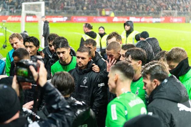 Gladbacher Mannschaft im Gesprache mit den Fans Ultras nach dem Sieg, Kevin Stoeger (Borussia Moenchengladbach, 07), Nico Elvedi (Borussia Moenchengladbach, 30), GER, FC St. Pauli vs. Borussia Moenchengladbach, Fussball, Bundesliga, Spieltag 9, Saison 2025 2026, 01.11.2025 DFL REGULATIONS PROHIBIT ANY USE OF PHOTOGRAPHS AS IMAGE SEQUENCES AND OR QUASI-VIDEO GER, FC St. Pauli vs. Borussia Moenchengladbach, Fussball, Bundesliga, Spieltag 9, Saison 2025 2026, 01.11.2025 Hamburg Copyright: xEibner-Pressefoto MaxxVincenx EP_MVN