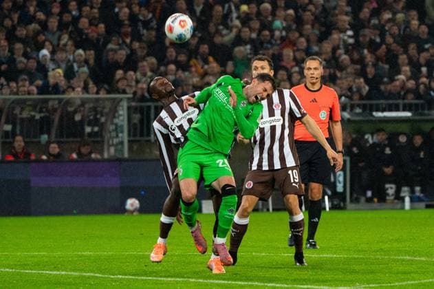 Abdoulie Ceesay (FC St. Pauli, 09) im Zweikampf, Kampf um den Ball mit Joe Scally (Borussia Moenchengladbach, 29), GER, FC St. Pauli vs. Borussia Moenchengladbach, Fussball, Bundesliga, Spieltag 9, Saison 2025 2026, 01.11.2025 DFL REGULATIONS PROHIBIT ANY USE OF PHOTOGRAPHS AS IMAGE SEQUENCES AND OR QUASI-VIDEO GER, FC St. Pauli vs. Borussia Moenchengladbach, Fussball, Bundesliga, Spieltag 9, Saison 2025 2026, 01.11.2025 Hamburg Copyright: xEibner-Pressefoto MaxxVincenx EP_MVN