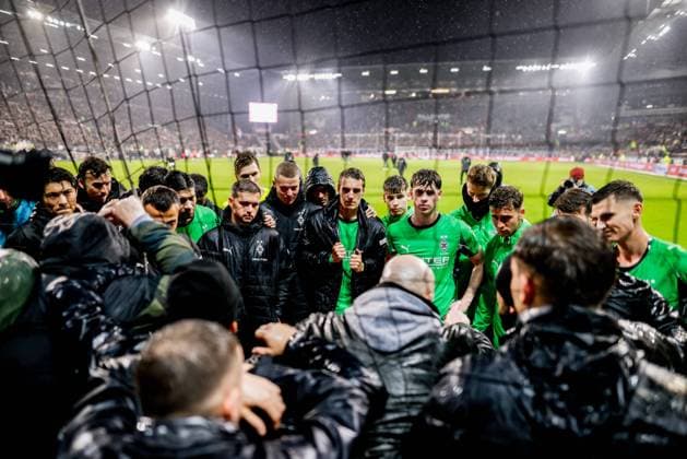 Hamburg, 1. November 2025 - Fußball, 1. Bundesliga 2025 26, FC St. Pauli - Borussia MoÌˆnchengladbach: Spielern von Borussia MoÌˆnchengladbach nach Abpfiff vor dem Fan-Block DFL REGULATIONS PROHIBIT ANY USE OF PHOTOGRAPHS AS IMAGE SEQUENCES AND OR QUASI-VIDEO.