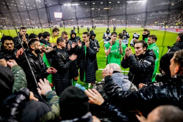 Hamburg, 1. November 2025 - Fußball, 1. Bundesliga 2025 26, FC St. Pauli - Borussia MoÌˆnchengladbach: Spielern von Borussia MoÌˆnchengladbach nach Abpfiff vor dem Fan-Block DFL REGULATIONS PROHIBIT ANY USE OF PHOTOGRAPHS AS IMAGE SEQUENCES AND OR QUASI-VIDEO.