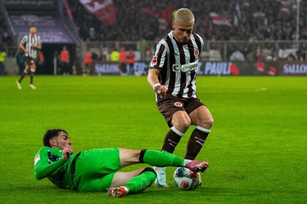 Joe Scally (Borussia Moenchengladbach, 29) im Zweikampf, Kampf um den Ball mit Louis Oppie (FC St. Pauli, 23), GER, FC St. Pauli vs. Borussia Moenchengladbach, Fussball, Bundesliga, Spieltag 9, Saison 2025 2026, 01.11.2025 DFL REGULATIONS PROHIBIT ANY USE OF PHOTOGRAPHS AS IMAGE SEQUENCES AND OR QUASI-VIDEO GER, FC St. Pauli vs. Borussia Moenchengladbach, Fussball, Bundesliga, Spieltag 9, Saison 2025 2026, 01.11.2025 Hamburg Copyright: xEibner-Pressefoto MaxxVincenx EP_MVN