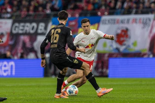 GER, Bundesliga, RB Leipzig - VfB Stuttgart 01.11.2025, Red Bull Arena, Leipzig, GER, Bundesliga, RB Leipzig - VfB Stuttgart Christoph Baumgartner (RB Leipzig 14), Atakan Karazor (VfB Stuttgart 16) Â